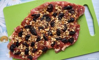 Свинина с черносливом и грецкими орехами для рулета