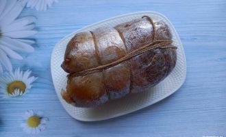 Вареный рулет из свиной рульки после приготовления