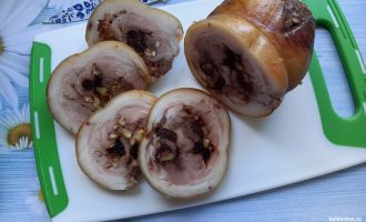 Нарезанный рулет из свиной рульки с начинкой из чернослива и орехов