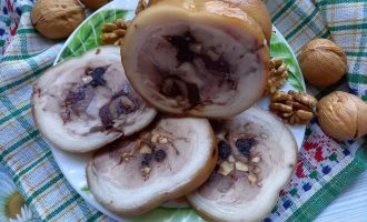 Готовый рулет из свиной рульки на тарелке перед подачей