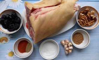 Свиная рулька и ингредиенты для приготовления рулета с черносливом и орехами