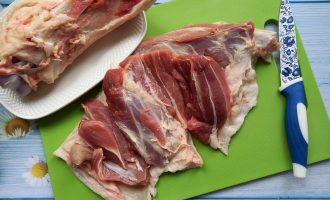 Подготовленная свиная рулька без кости для мясного рулета