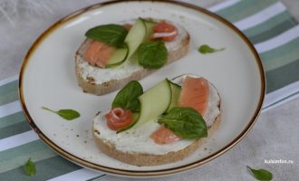 Брускетта со сливочным сыром и форелью