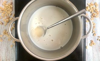 Молоко с сахаром в кастрюле