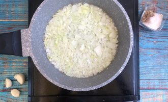 Лук репчатый на сковородке