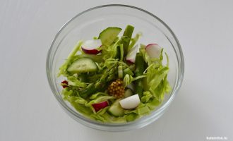 Салат из спаржи, капусты, огурцов и редиски.