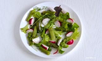 Зелень с редисом и спаржей