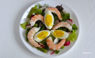 Зелень с креветками и яйцом