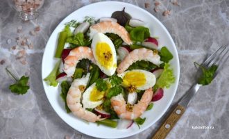 Салат с креветками и спаржей