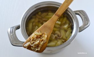 Суп из груздей с добавленным обжаренным луком