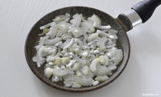 Лук на сковороде для обжарки
