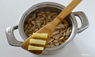 Добавление картофеля к вареным груздям