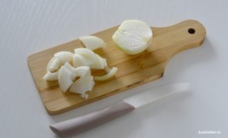 Нарезанный лук для супа из груздей
