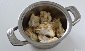 Грузди в кастрюле перед варкой