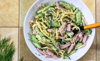 Перемешанный салат с колбасой, огурцами и яичными блинчиками.