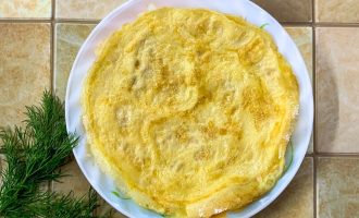 Тонкие яичные блинчики, испеченные на сковороде.