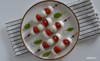 Готовые канапе с перепелиными яйцами и моцареллои на шпажках