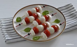 Канапе с перепелиными яйцами и моцареллой на шпажках