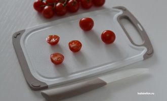 Помидоры черри, разрезанные пополам для канапе