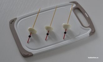 Половинки моцареллы, нанизанные на шпажки
