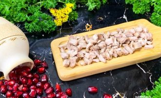 Отварная свинина, нарезанная кусочками для салата.