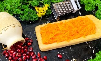 Морковь, отваренная и натертая на средней терке.