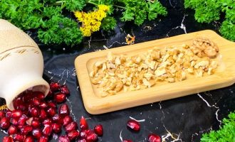 Измельченные грецкие орехи для салата.