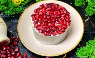 Украшение салата зернами граната.