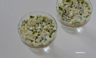 Огурцы в креманке с майонезом