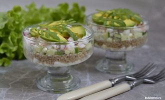 Слоеный салат с киноа и креветками