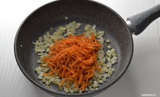 Морковь на сковороде