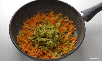 Огурцы на сковородке