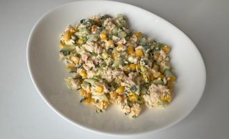 Салат из копченой курицы с кукурузой