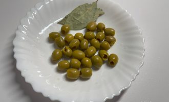 Оливки на тарелке
