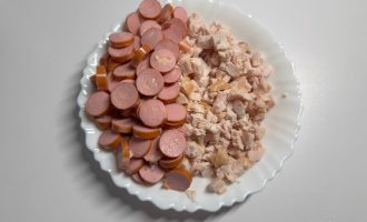 Нарезанные сосиски и копченая курица