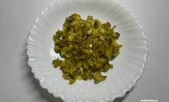 Нарезанные соленые огурцы