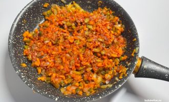 Овощи с томатной пастой на сковороде