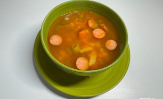 Солянка с копченой курицей в тарелке с лимоном