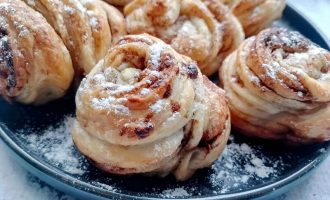 Краффины из слоеного теста с шоколадом и корицей