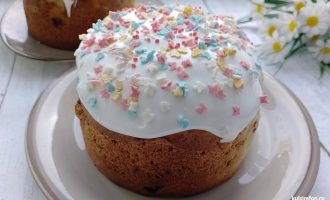 Кулич из творожного теста с цукатами и изюмом