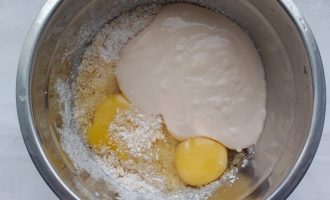 Ряженка с яйцом и сахаром