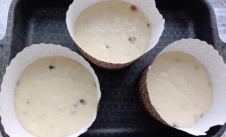 Тесто в формочках для выпекания