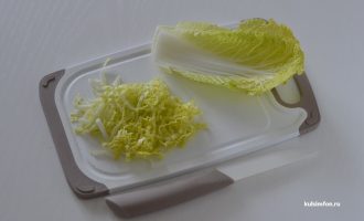Нарезка пекинской капусты на пластиковой доске