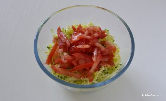 Нарезанные помидоры в миске с пекинской капустой и огурцами