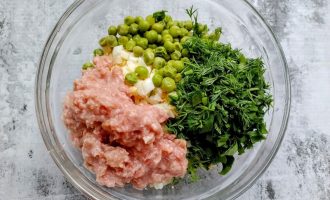 Нарезанные ингредиенты для салата