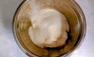 Творог и сахар в глубокой миске
