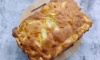Готовый лимонно-яблочный пирог после выпечки