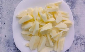 Нарезанные дольками яблоки для пирога