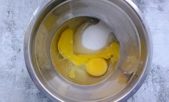 Растопленное кокосовое масло с яйцами и сахаром