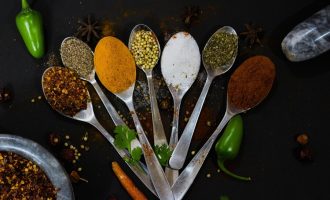 Как хранить специи: ложки с куркумой, кориандром, перцем и другими пряностями